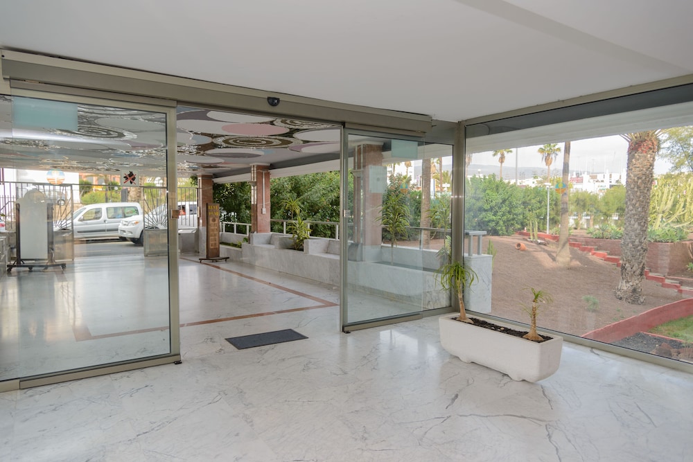 Apartamentos Las Arenas — Hotel building in Playa del Ingles, Canary Islands