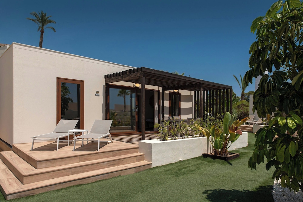 Four Points® by Sheraton Costa Blanca Villas — Hotel building in Benidorm, Valencian Community