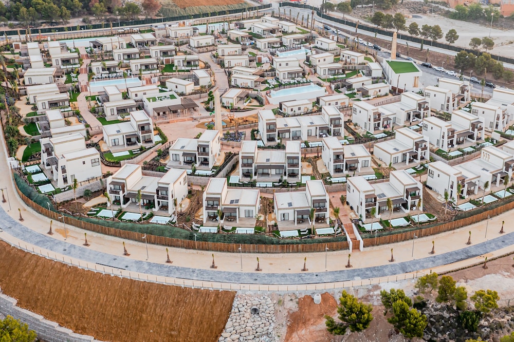 Four Points® by Sheraton Costa Blanca Villas — Hotel building in Benidorm, Valencian Community