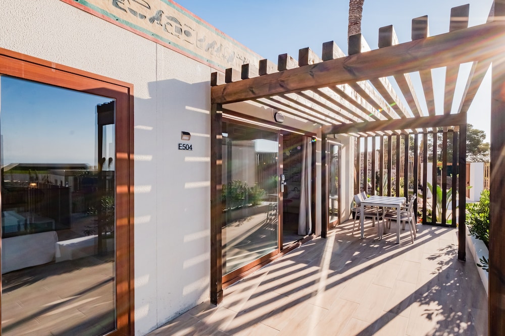 Four Points® by Sheraton Costa Blanca Villas — Hotel building in Benidorm, Valencian Community