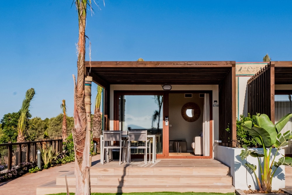Four Points® by Sheraton Costa Blanca Villas — Hotel building in Benidorm, Valencian Community