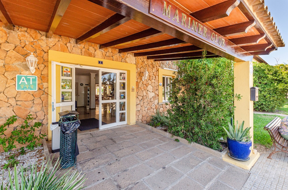 Mariner Club Apartments — Hotel building in Alcudia, Balearic Islands