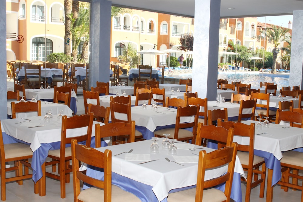 Vibra Caleta Playa Apartamentos — Restaurant & bars in Santandria, Balearic Islands