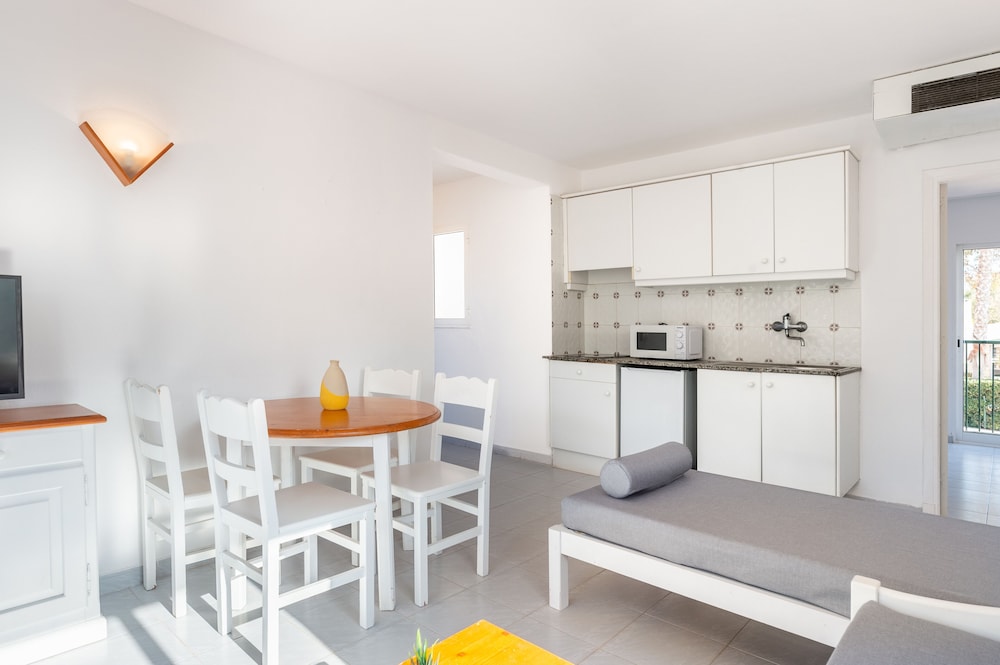 Vibra Caleta Playa Apartamentos — Hotel rooms in Santandria, Balearic Islands