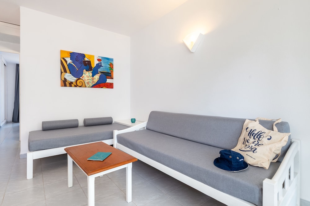 Vibra Caleta Playa Apartamentos — Hotel rooms in Santandria, Balearic Islands