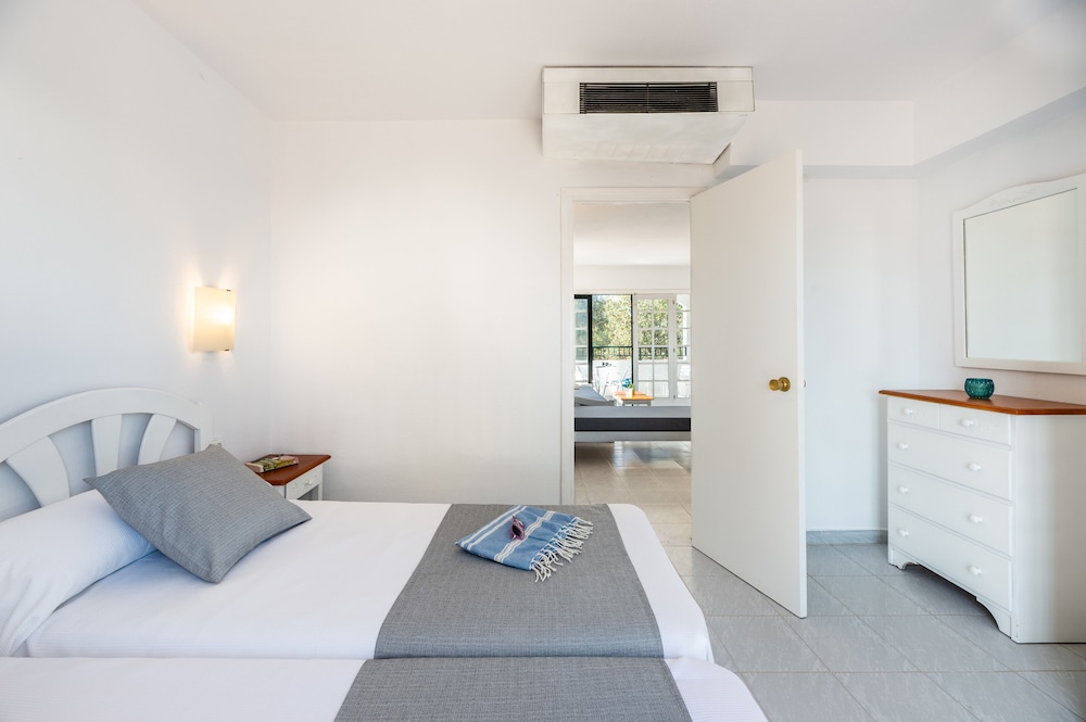 Vibra Caleta Playa Apartamentos — Hotel rooms in Santandria, Balearic Islands