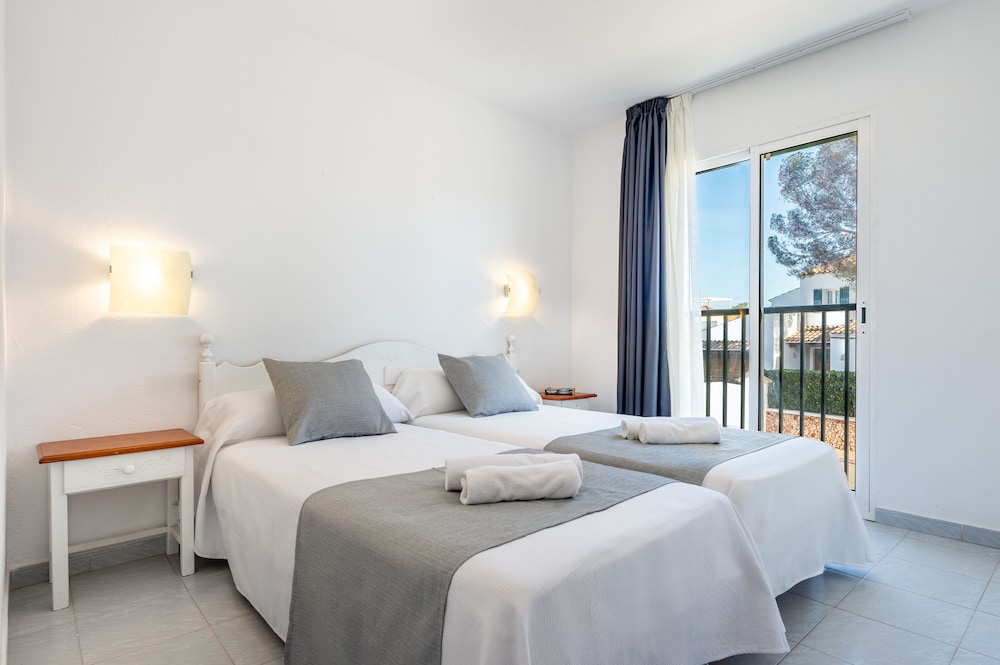 Vibra Caleta Playa Apartamentos — Hotel rooms in Santandria, Balearic Islands