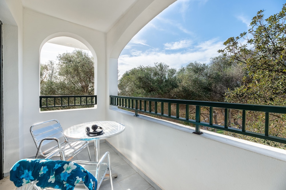 Vibra Caleta Playa Apartamentos — Hotel rooms in Santandria, Balearic Islands
