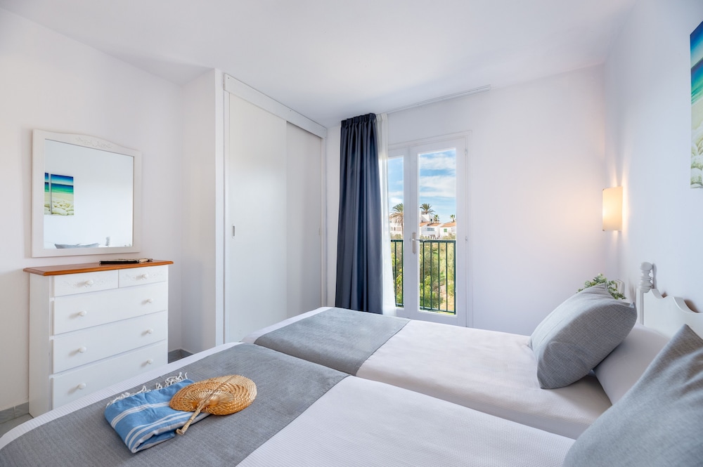 Vibra Caleta Playa Apartamentos — Hotel rooms in Santandria, Balearic Islands