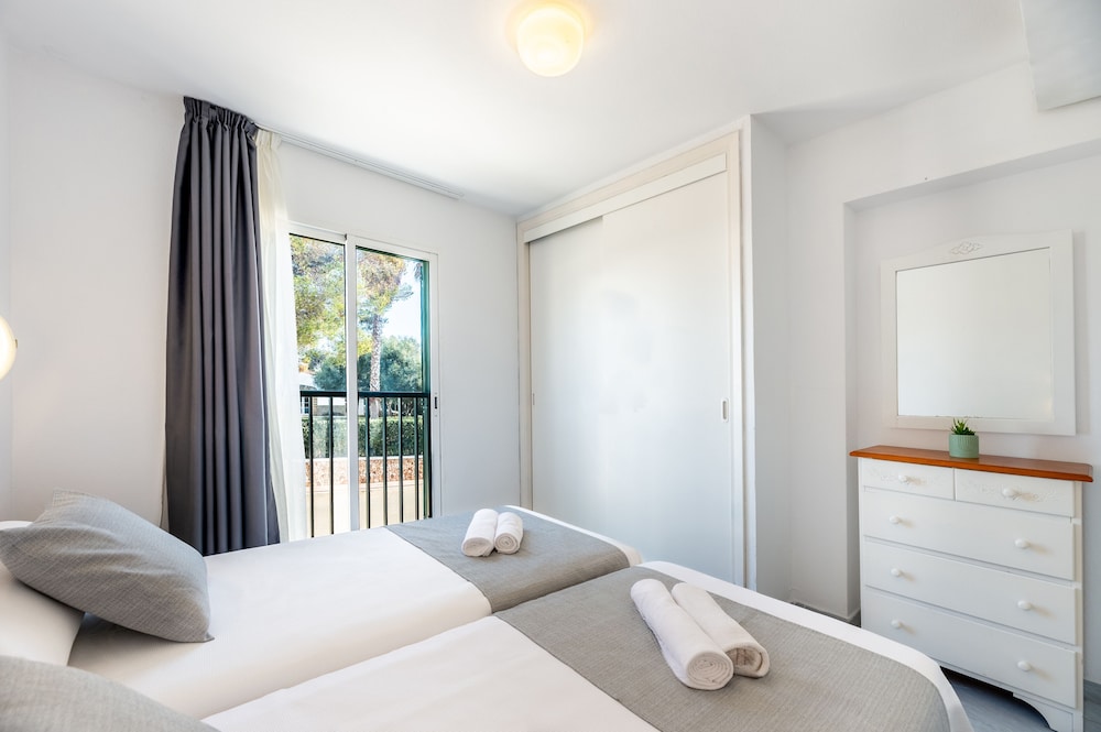 Vibra Caleta Playa Apartamentos — Hotel rooms in Santandria, Balearic Islands