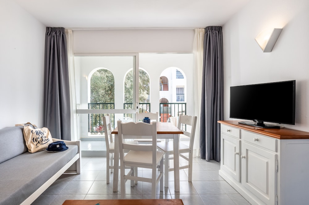 Vibra Caleta Playa Apartamentos — Hotel rooms in Santandria, Balearic Islands