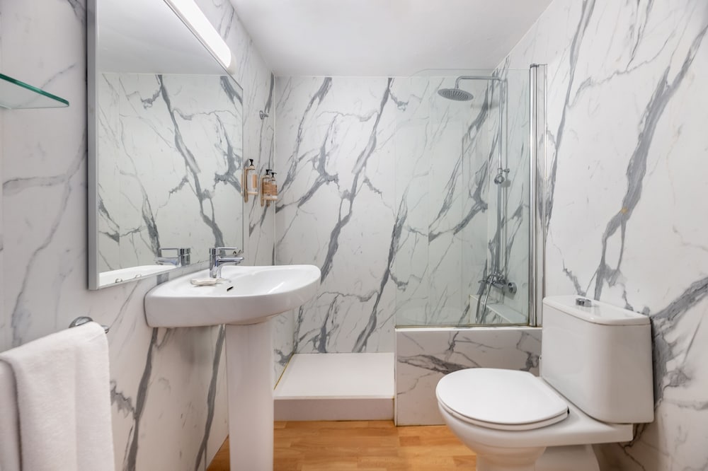 Vibra Caleta Playa Apartamentos — Hotel rooms in Santandria, Balearic Islands