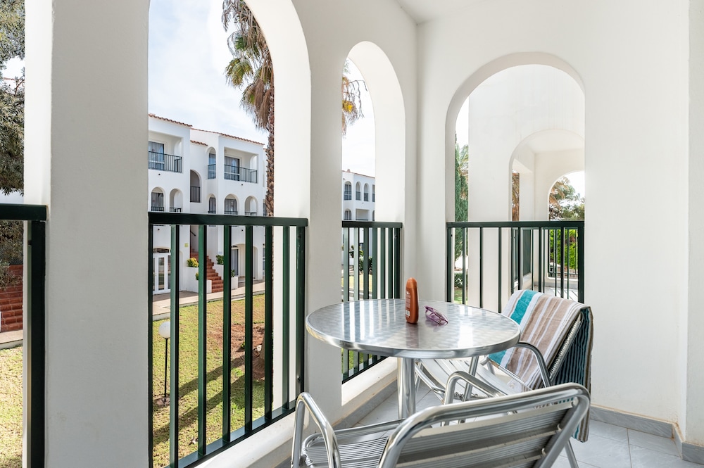Vibra Caleta Playa Apartamentos — Hotel rooms in Santandria, Balearic Islands