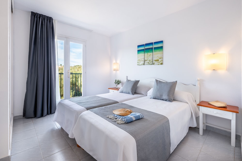 Vibra Caleta Playa Apartamentos — Hotel rooms in Santandria, Balearic Islands