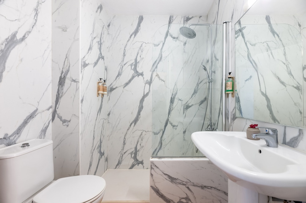 Vibra Caleta Playa Apartamentos — Hotel rooms in Santandria, Balearic Islands