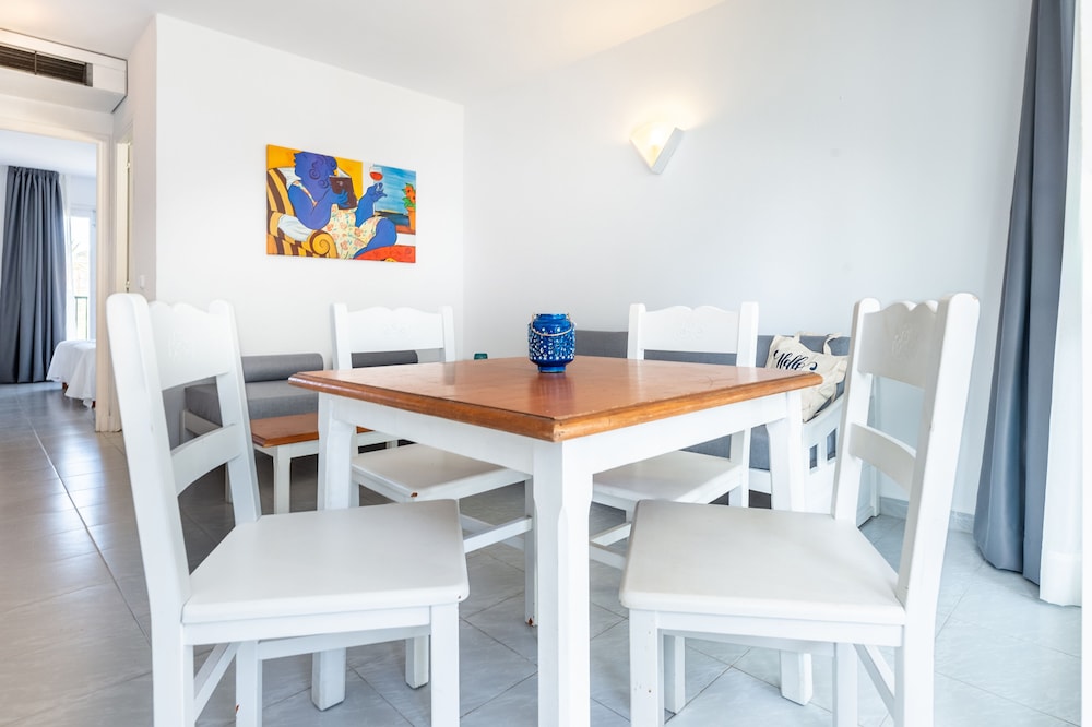 Vibra Caleta Playa Apartamentos — Hotel rooms in Santandria, Balearic Islands