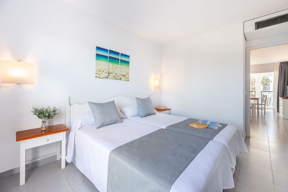 Vibra Caleta Playa Apartamentos — Hotel rooms in Santandria, Balearic Islands