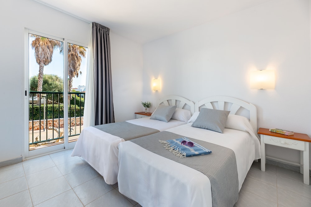 Vibra Caleta Playa Apartamentos — Hotel rooms in Santandria, Balearic Islands