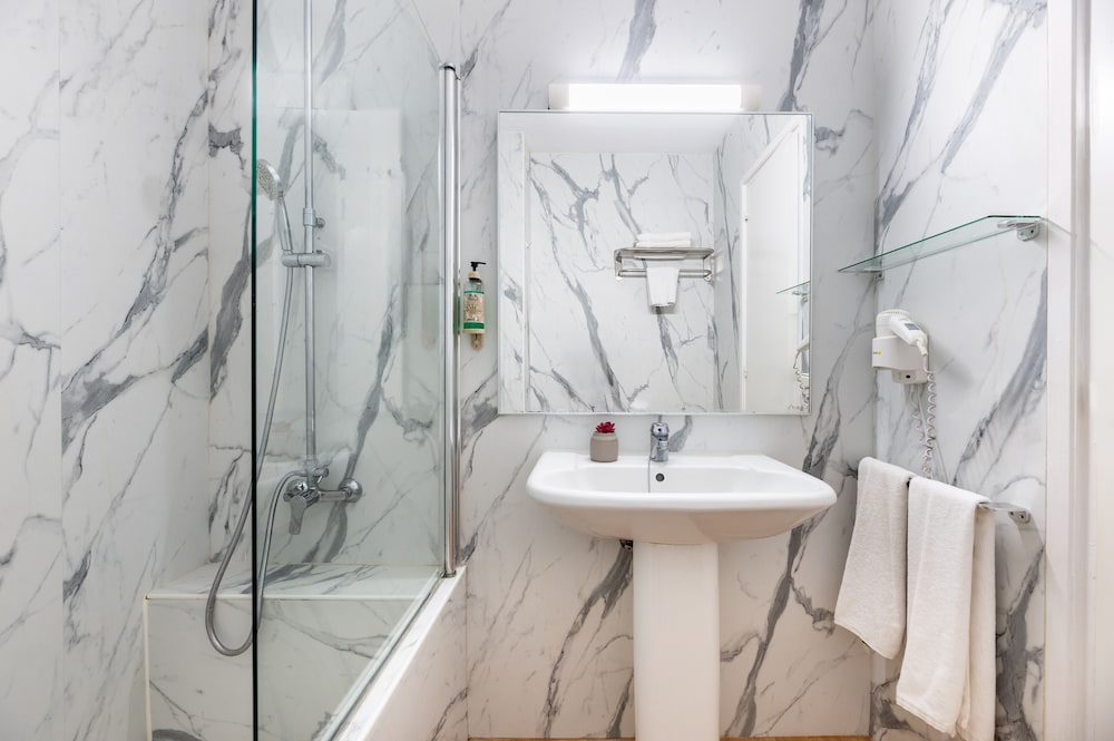 Vibra Caleta Playa Apartamentos — Hotel rooms in Santandria, Balearic Islands