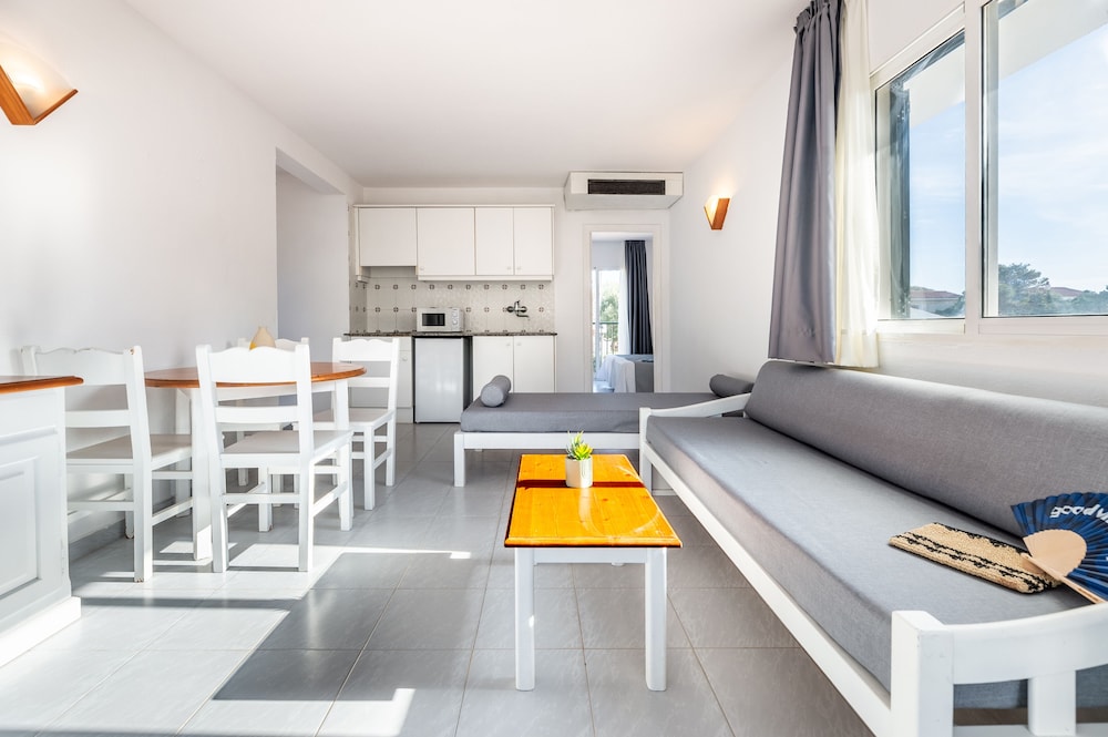 Vibra Caleta Playa Apartamentos — Hotel rooms in Santandria, Balearic Islands