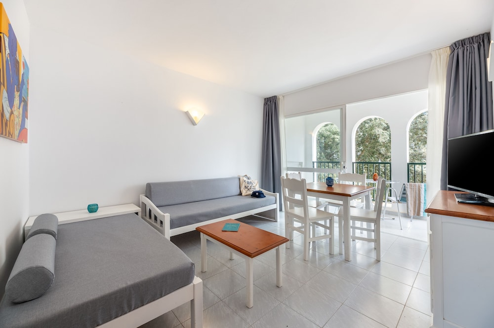 Vibra Caleta Playa Apartamentos — Hotel rooms in Santandria, Balearic Islands