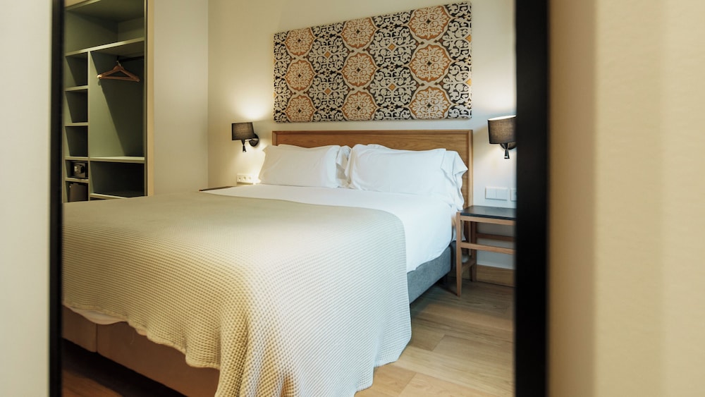 Hotel Estepona Plaza — Hotel rooms in Estepona, Andalusia