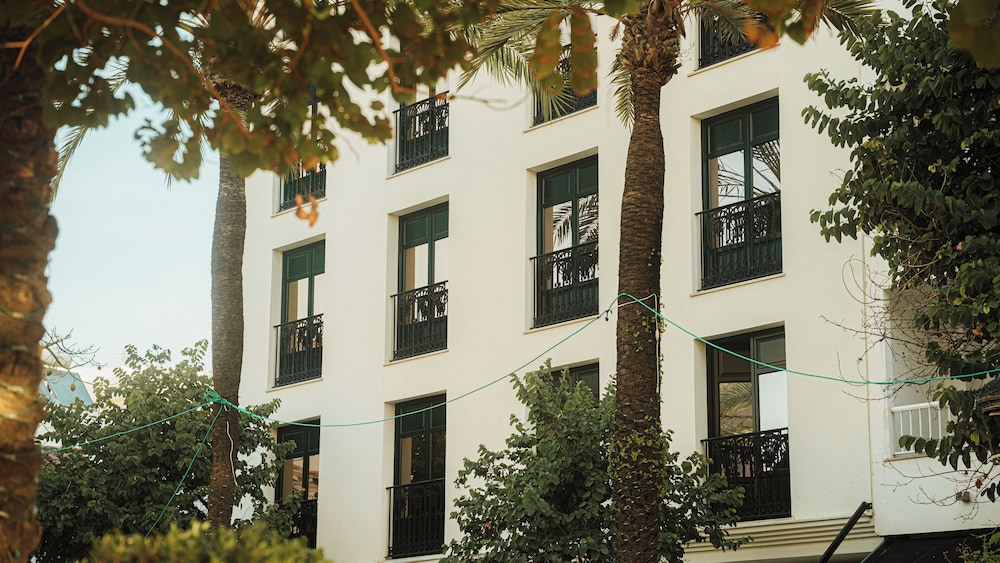 Hotel Estepona Plaza — Hotel building in Estepona, Andalusia