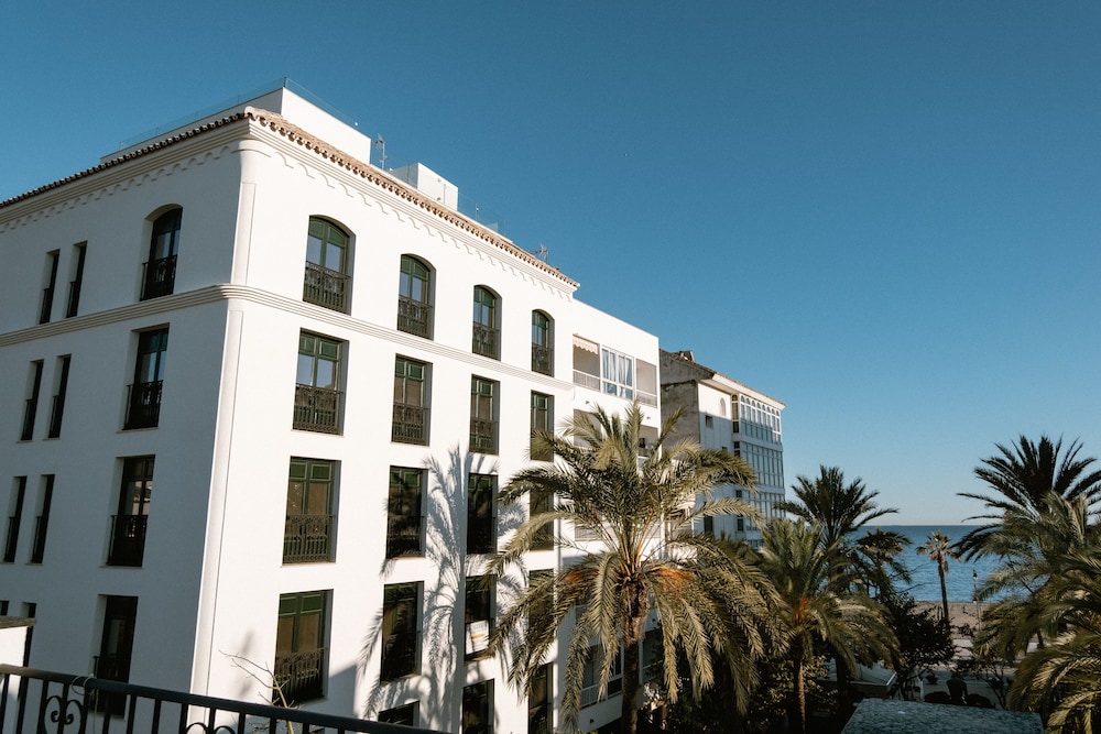 Hotel Estepona Plaza — Hotel building in Estepona, Andalusia
