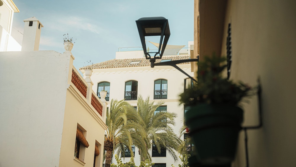 Hotel Estepona Plaza — Hotel building in Estepona, Andalusia