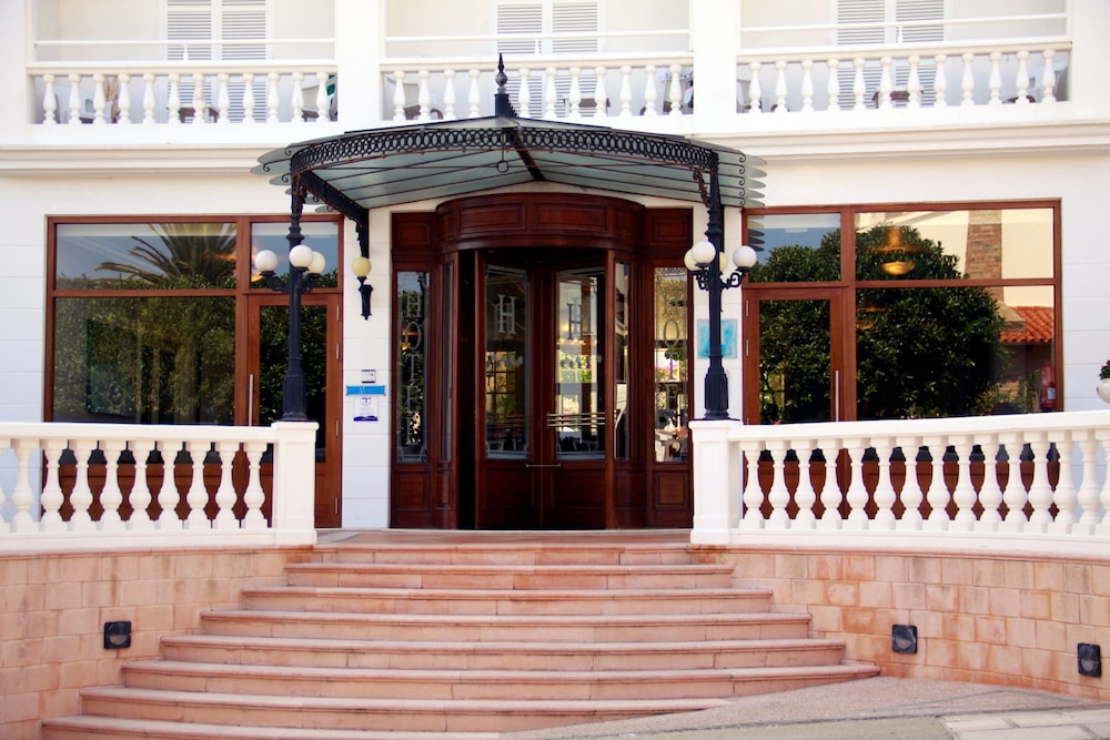 Senator Port Mahón — Hotel building in Mahon, Balearic Islands