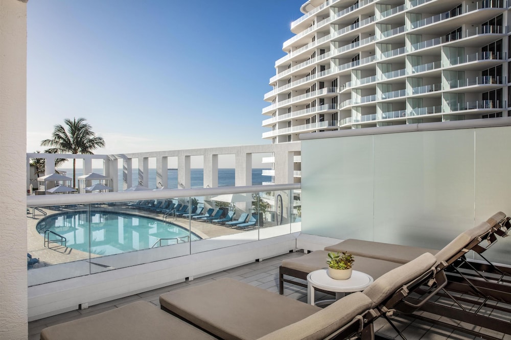 Conrad Fort Lauderdale Beach — Swimming pool in Fort Lauderdale, Florida