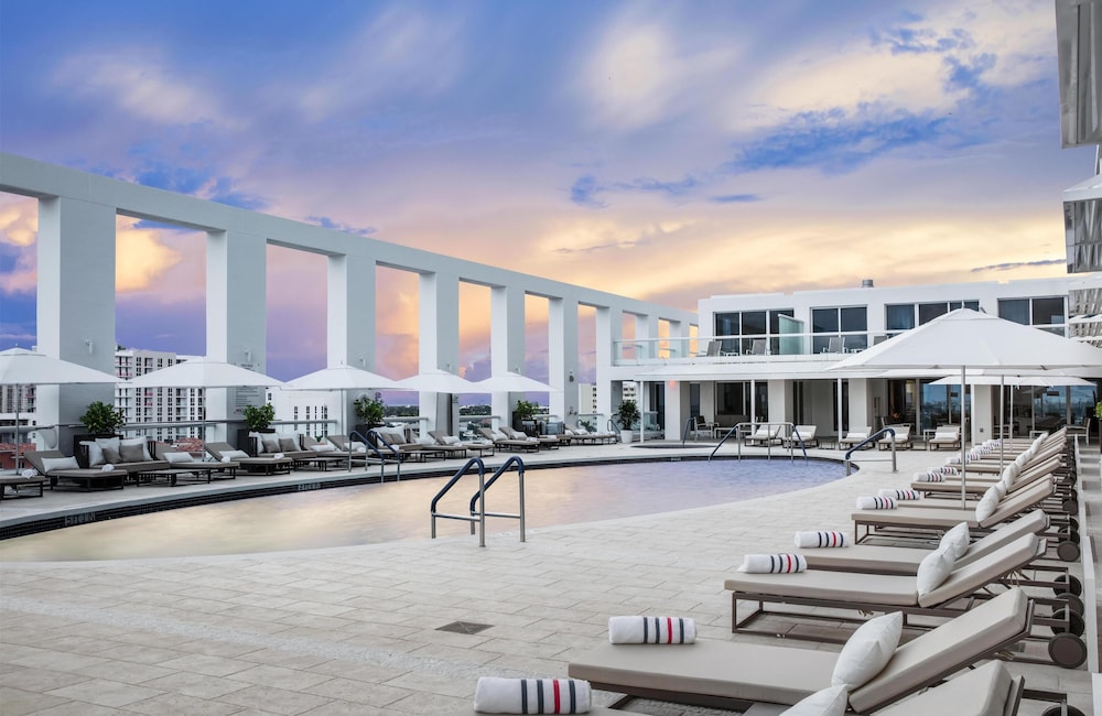Conrad Fort Lauderdale Beach — Swimming pool in Fort Lauderdale, Florida