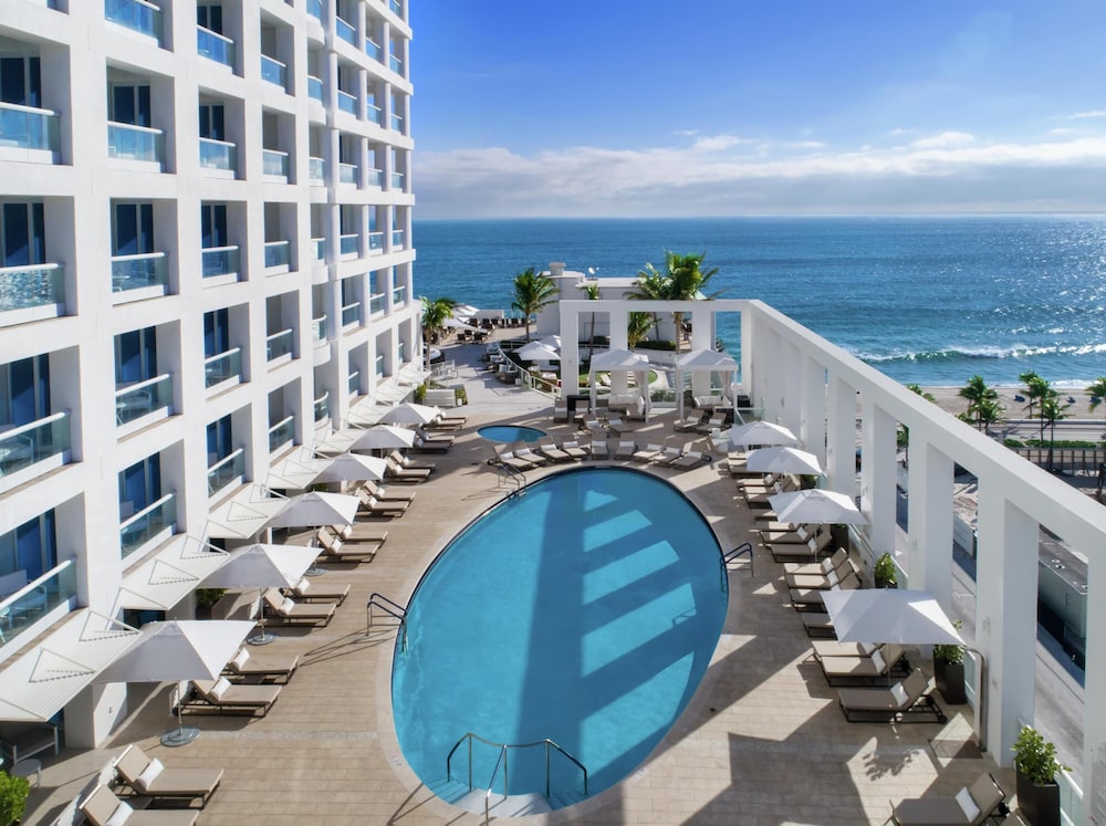 Conrad Fort Lauderdale Beach — Swimming pool in Fort Lauderdale, Florida