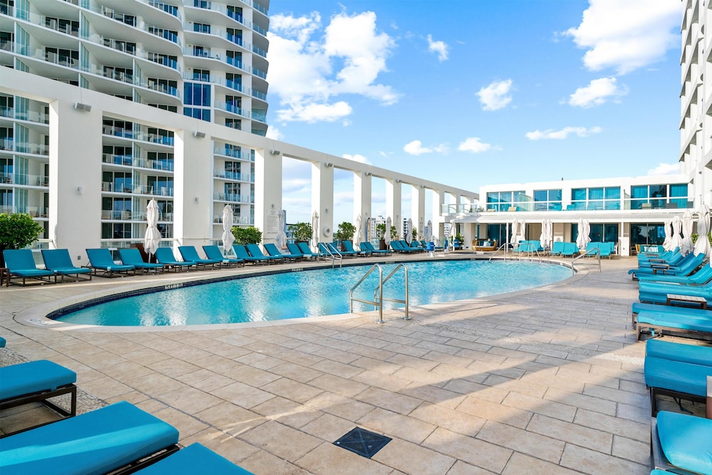 Conrad Fort Lauderdale Beach — Swimming pool in Fort Lauderdale, Florida