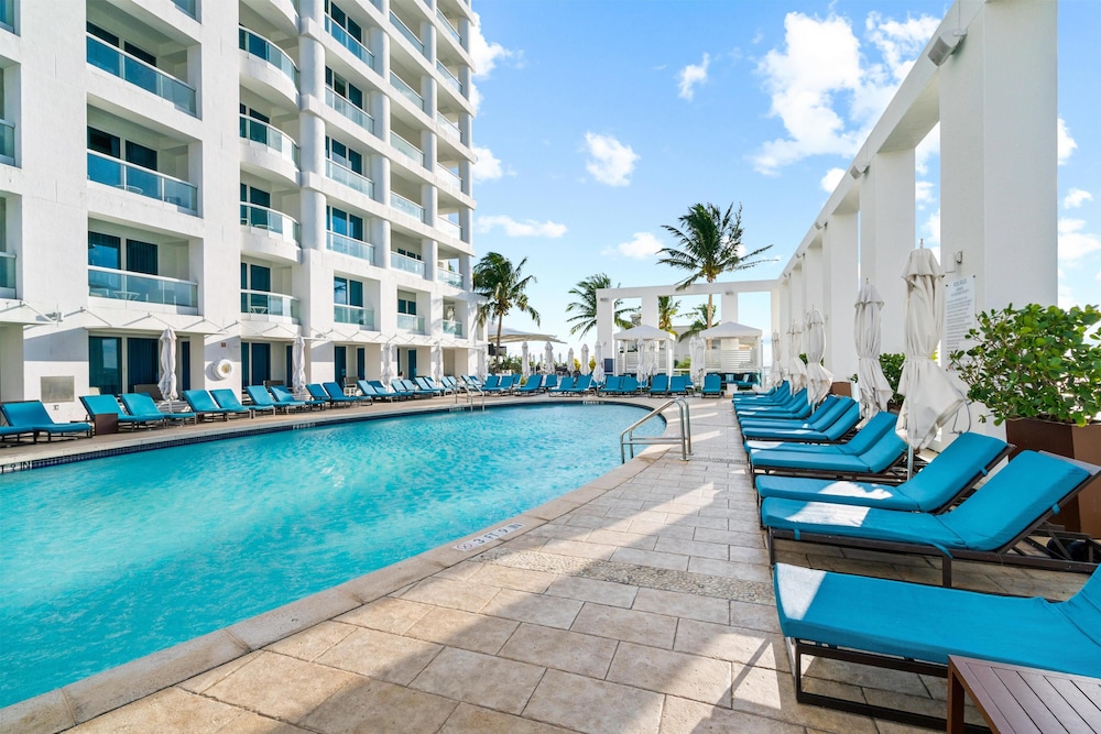 Conrad Fort Lauderdale Beach — Swimming pool in Fort Lauderdale, Florida