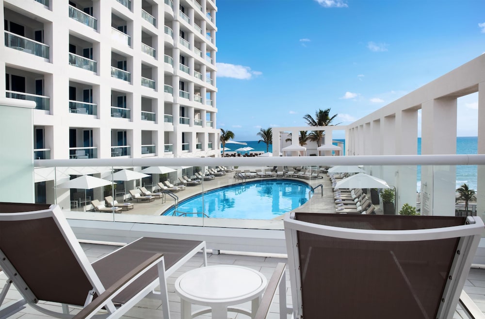 Conrad Fort Lauderdale Beach — Swimming pool in Fort Lauderdale, Florida