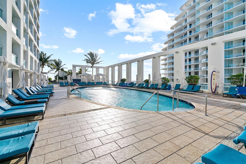 Conrad Fort Lauderdale Beach — Swimming pool in Fort Lauderdale, Florida