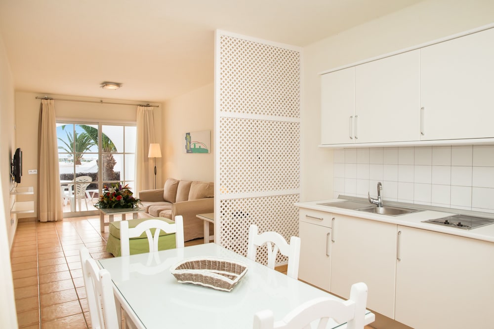 Apartamentos LIVVO Las Gaviotas — Hotel rooms in Puerto del Carmen, Canary Islands