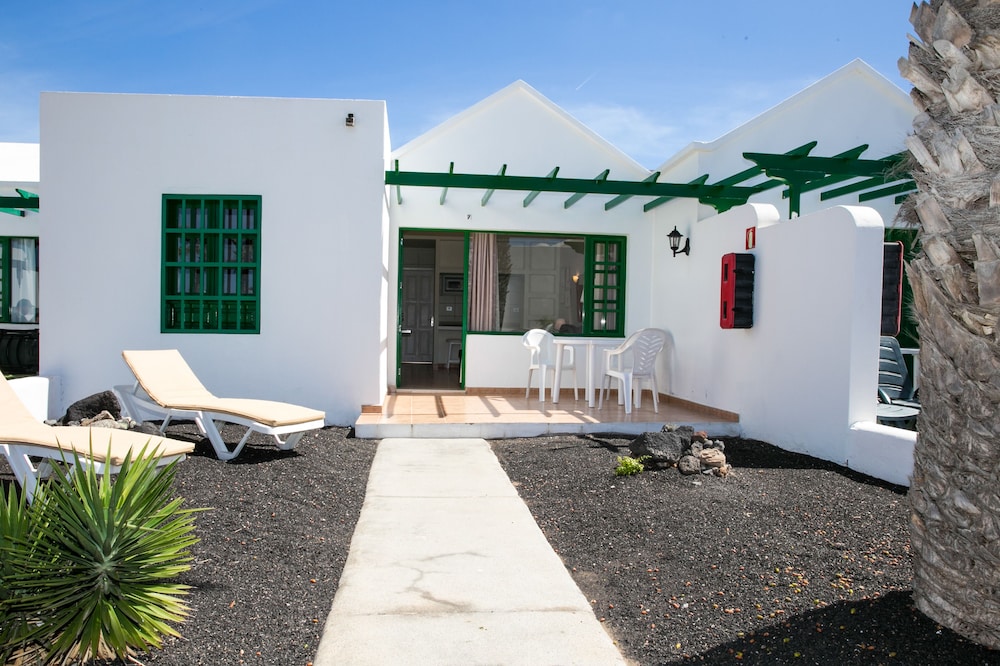 Apartamentos LIVVO Las Gaviotas — Hotel building in Puerto del Carmen, Canary Islands