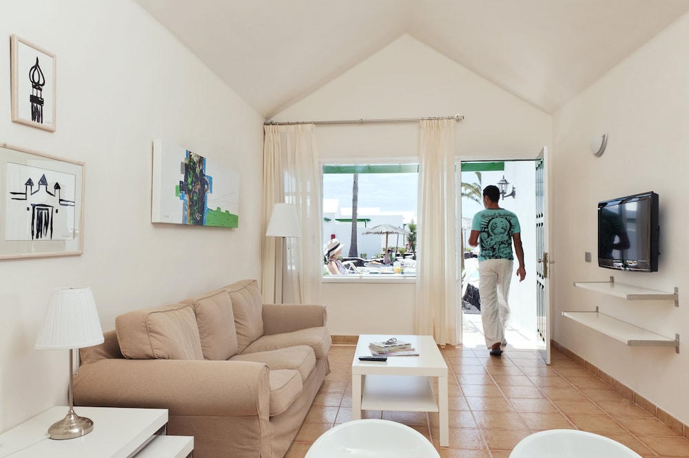 Apartamentos LIVVO Las Gaviotas — Hotel rooms in Puerto del Carmen, Canary Islands