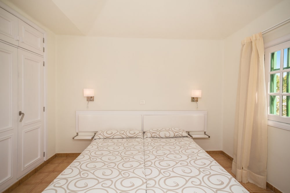 Apartamentos LIVVO Las Gaviotas — Hotel rooms in Puerto del Carmen, Canary Islands