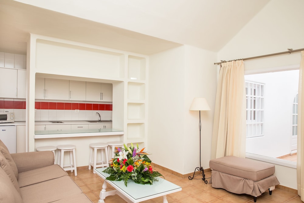 Apartamentos LIVVO Las Gaviotas — Hotel rooms in Puerto del Carmen, Canary Islands