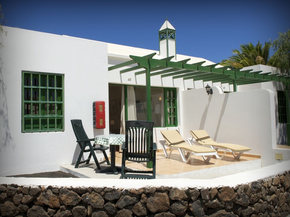 Apartamentos LIVVO Las Gaviotas — Hotel building in Puerto del Carmen, Canary Islands