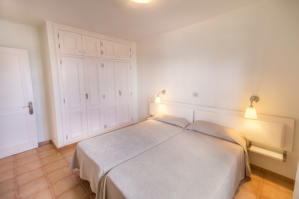 Apartamentos LIVVO Las Gaviotas — Hotel rooms in Puerto del Carmen, Canary Islands