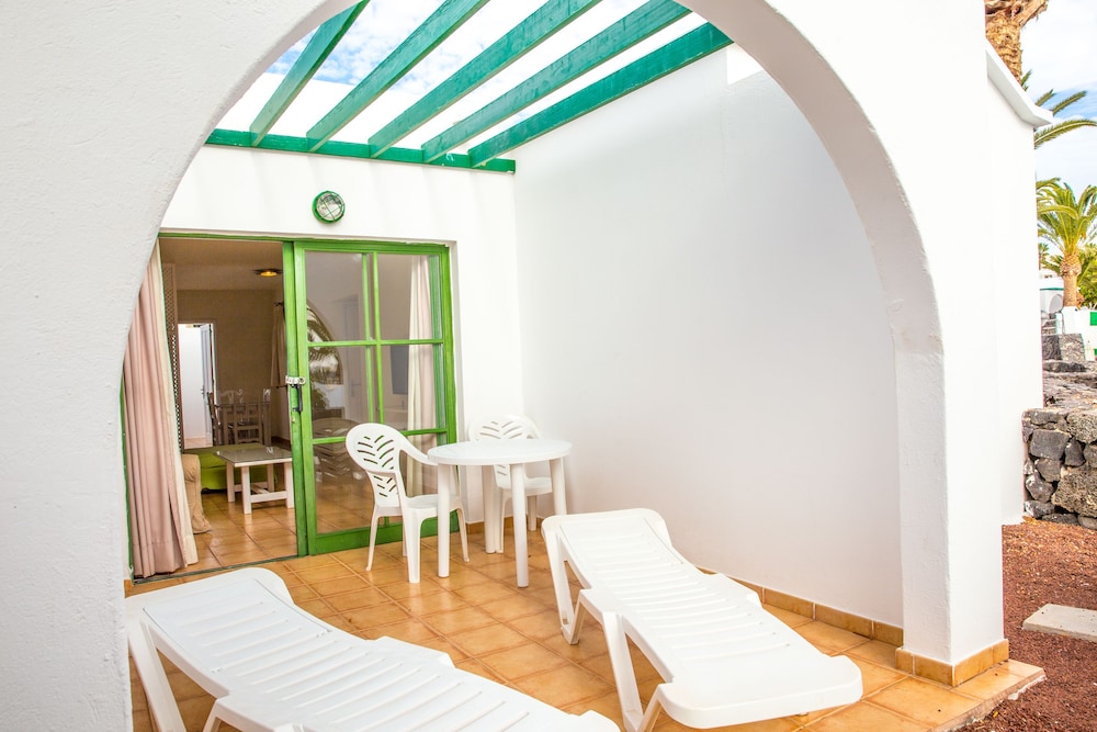 Apartamentos LIVVO Las Gaviotas — Hotel rooms in Puerto del Carmen, Canary Islands