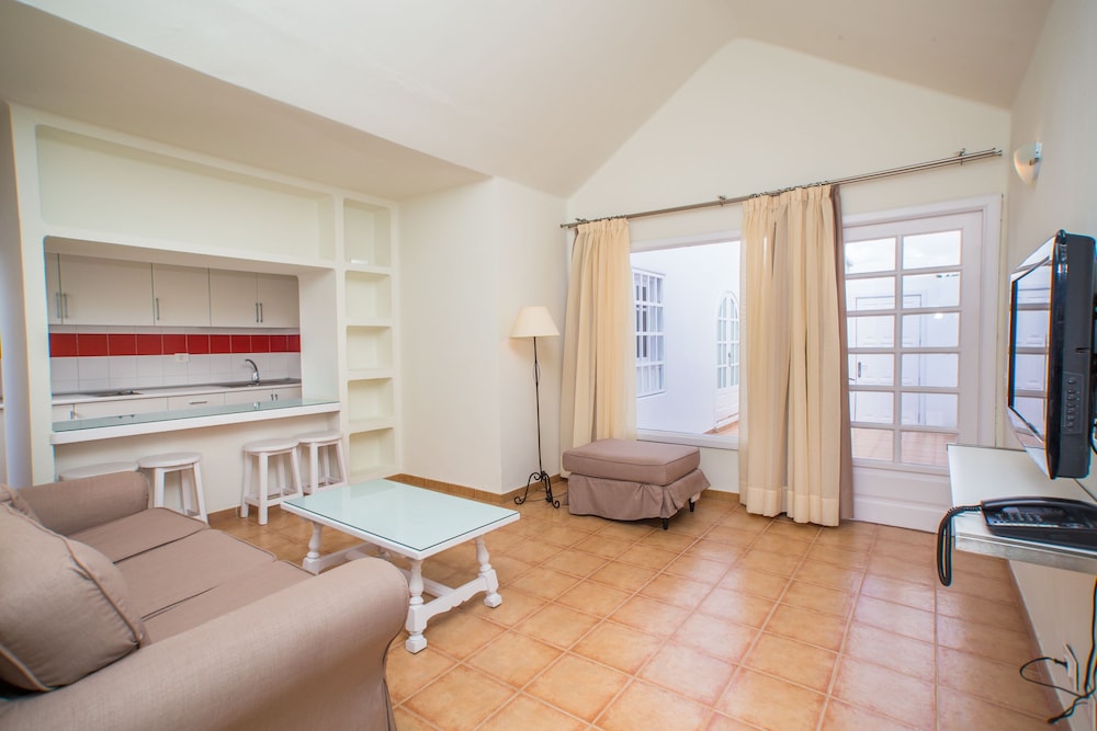 Apartamentos LIVVO Las Gaviotas — Hotel rooms in Puerto del Carmen, Canary Islands