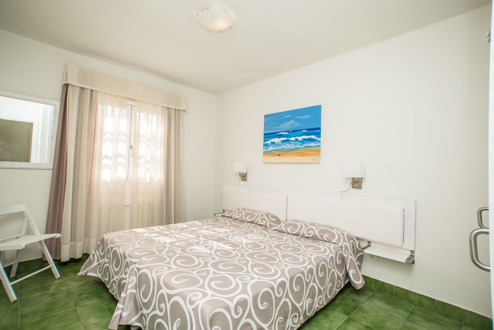 Apartamentos LIVVO Las Gaviotas — Hotel rooms in Puerto del Carmen, Canary Islands