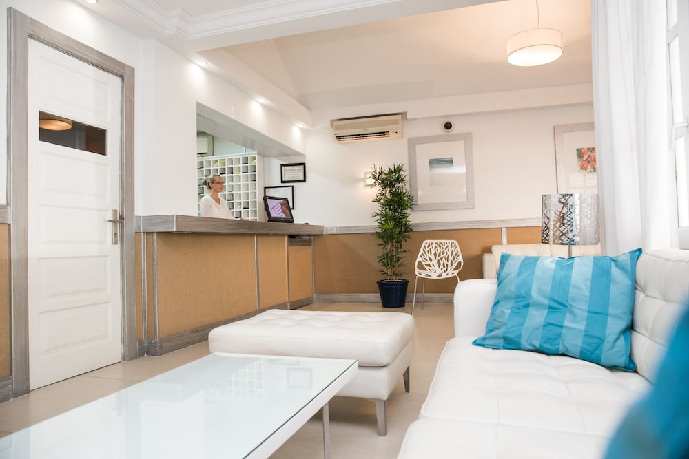 Apartamentos LIVVO Las Gaviotas — Hotel building in Puerto del Carmen, Canary Islands