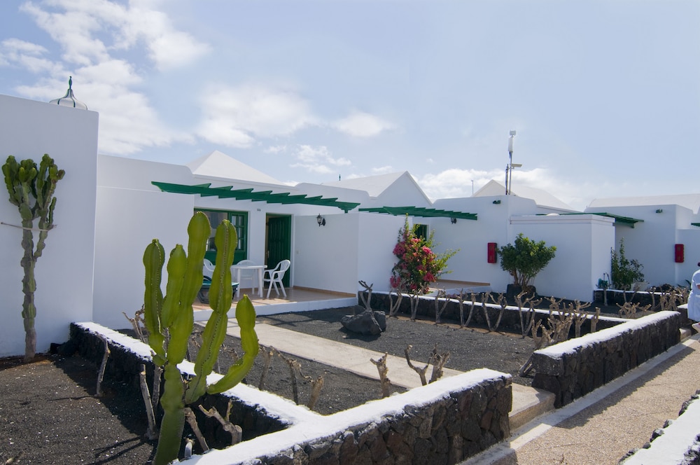 Apartamentos LIVVO Las Gaviotas — Hotel building in Puerto del Carmen, Canary Islands