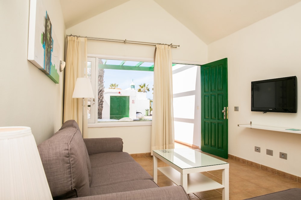 Apartamentos LIVVO Las Gaviotas — Hotel rooms in Puerto del Carmen, Canary Islands